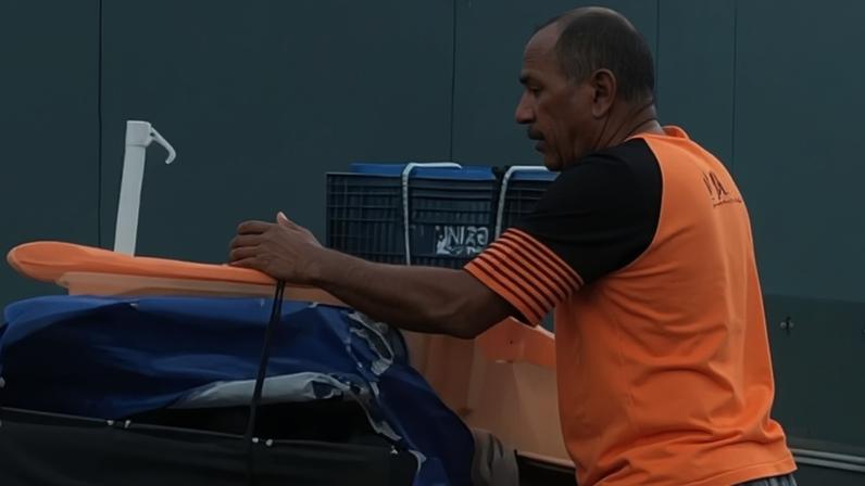 Ambulante em Recife prioriza oração antes de vender café