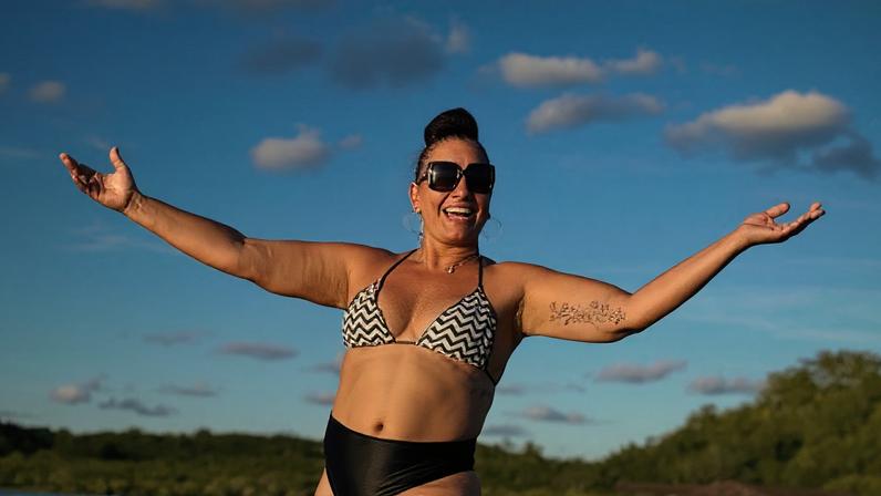 ‘Megalipo’ do braço ao queixo, bariátrica, abdominoplastia e mamoplastia: no 'BBB 26' aos 69 anos, Solange Couto mudou corpo com muitas cirurgias, emagreceu 40kg em 12 meses e 'teve' 3 umbigos