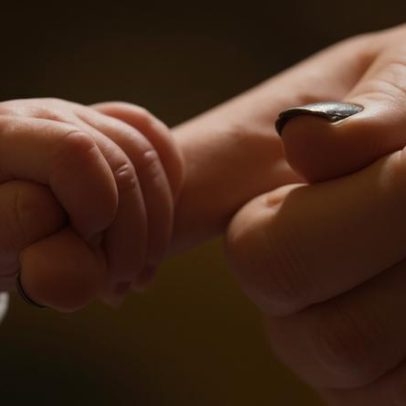 Pós-parto no Reino Unido sob financiamento e falta de pessoal prejudica mulheres