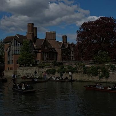 Faculdade de Cambridge é instada a encerrar recrutamento de escolas privadas