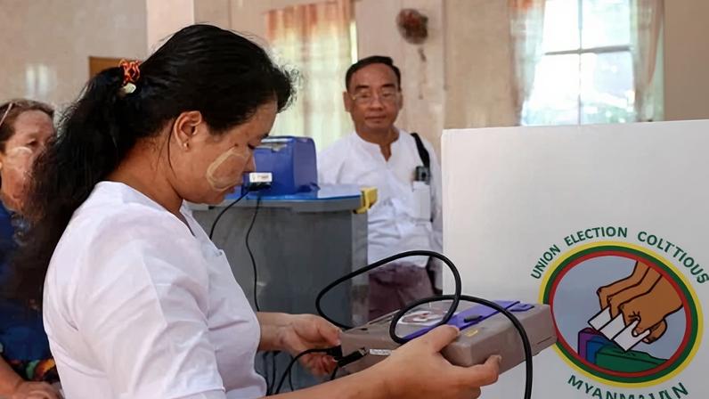 Volunteers set up an electronic voting machine at a polling station un Yangon, Myanmar, 10 January 2026.