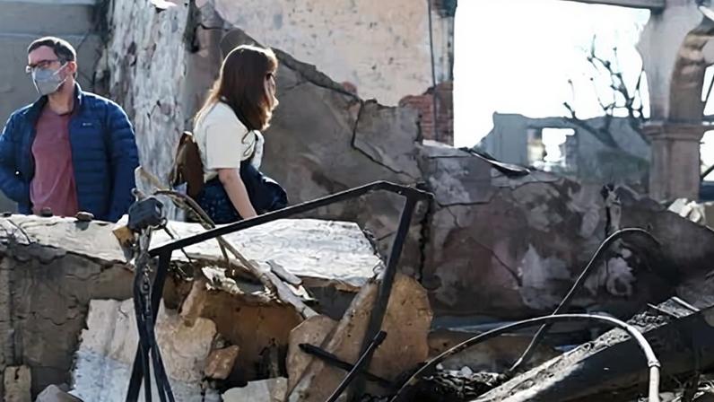 Congregants walk through the remains of the Pasadena Jewish Temple and Center, on 11 January 2025 in Pasadena, California.