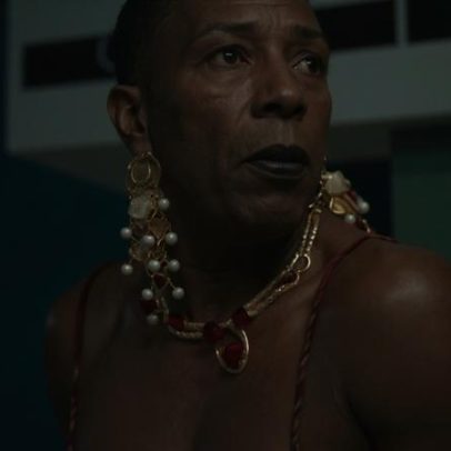 Fernanda Montenegro e Jorge Laffond em aeroporto com jovem de 16 anos