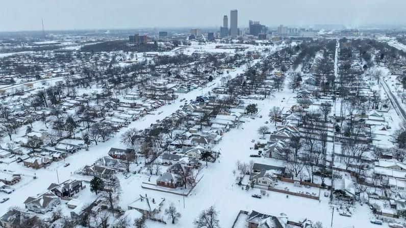 Vista aérea de las calles de Tulsa, Oklahoma, cubiertas de nieve por la tormenta 'Fern'.