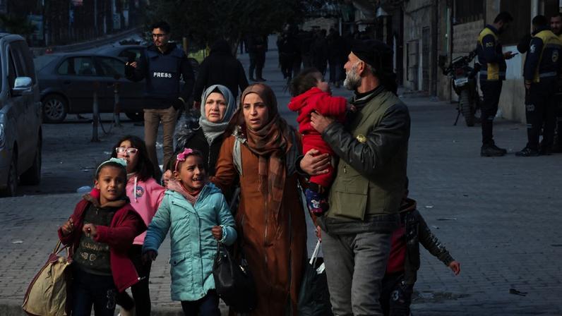 Exército sírio ordena evacuações em áreas curdas de Alepo com combates intensos