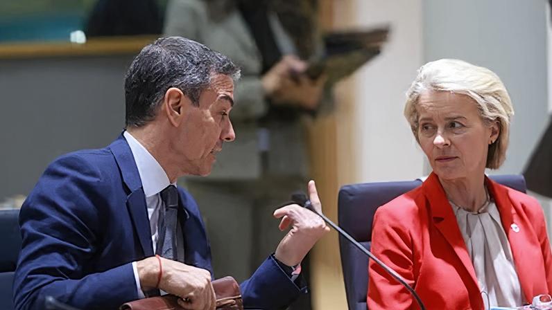 El presidente del Gobierno, Pedro Sánchez, y la presidenta de la Comisión Europea, Ursula von der Leyen, durante una reunión informal del Consejo Europeo en Bruselas (Bélgica), el 22 de enero de 2026.