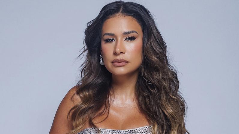 Calça grifada com 28 fivelas e muito brilho: Simone Mendes arrasa com look extravagante inspirado em Beyoncé e Michael Jackson