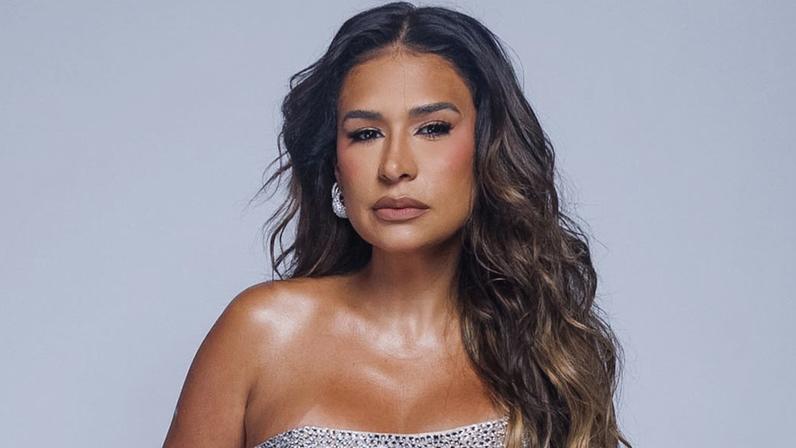 Calça grifada com 28 fivelas e muito brilho: Simone Mendes arrasa com look extravagante inspirado em Beyoncé e Michael Jackson
