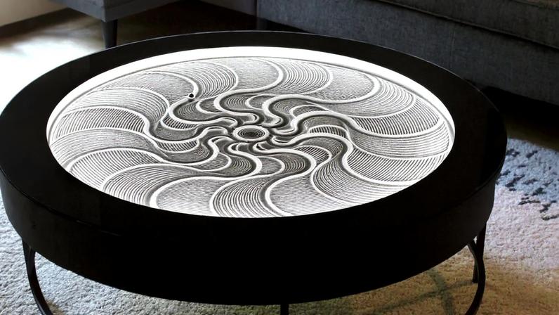 Mesa com arte cinética: design que muda como você quiser