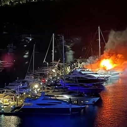Três iates de luxo afundam no porto de Sydney após incêndio em marina de Mosman