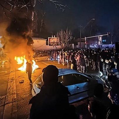 Manifestantes iranianos relatam resposta policial brutal, centenas de mortes