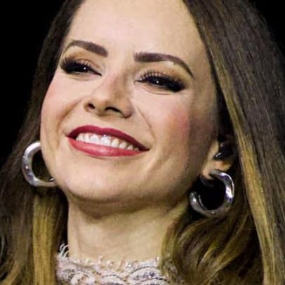 Sandy se pronuncia sobre lábios carnudos após rara aparição