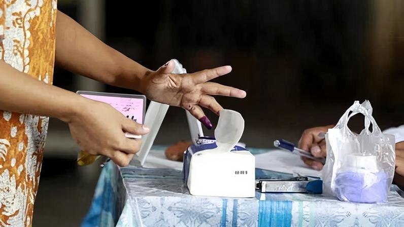 A woman dips her finger into electoral ink after casting a ballot during the third and final phase of elections, in Yangon, Myanmar, on Sunday.