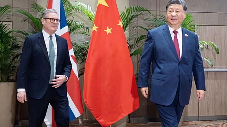 Keir Starmer walking with Xi Jinping