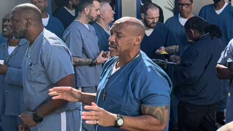 Mais de 20 presos são batizados em prisão de segurança máxima nos EUA