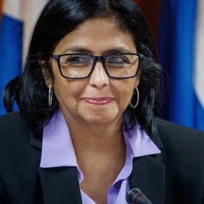 Delcy Rodríguez adota tom desafiador, porém lidera como interina na Venezuela