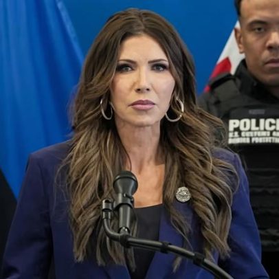 Deputados democratas anunciam impeachment contra Kristi Noem