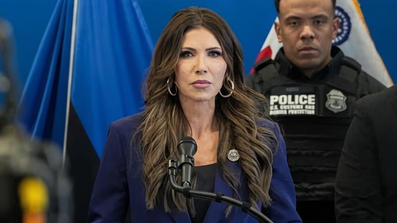 Deputados democratas anunciam impeachment contra Kristi Noem