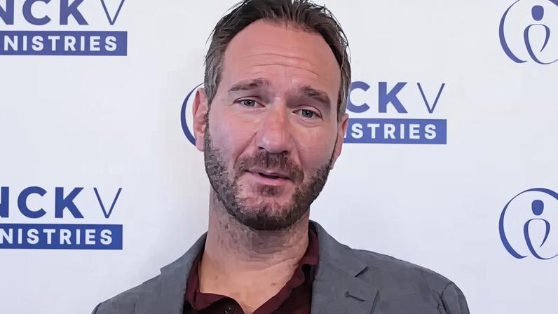 Nick Vujicic durante uma palestra, falando sobre sinais dos últimos tempos e preparação espiritual.