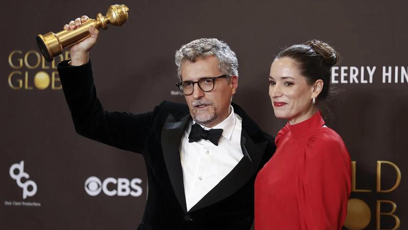 O diretor Kleber Mendonca Filho e a produtora Emilie Lesclaux posam na sala de imprensa do Globo de Ouro. Kleber e Wagner Mourra lembram de Bolsonaro. (Foto: Chris Torres / EFE)