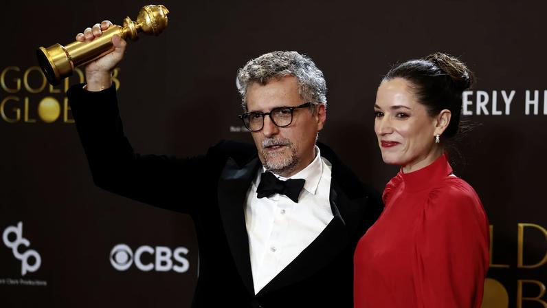 O diretor Kleber Mendonca Filho e a produtora Emilie Lesclaux posam na sala de imprensa do Globo de Ouro. Kleber e Wagner Mourra lembram de Bolsonaro. (Foto: Chris Torres / EFE)