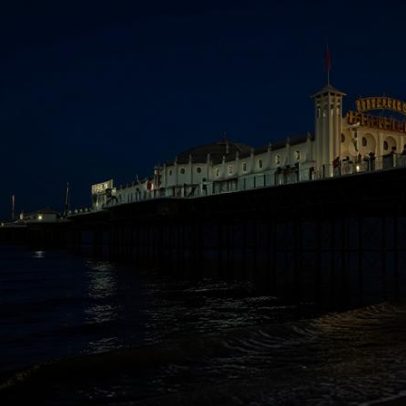 Homem de 51 anos morre ao tentar resgatar mulher no mar perto de Brighton