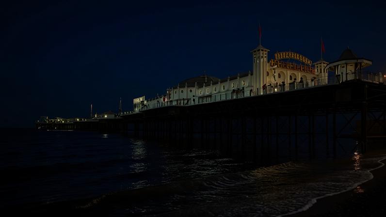 Homem de 51 anos morre ao tentar resgatar mulher no mar perto de Brighton