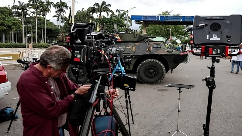 A journalist works at the border between Venezuela and Colombia. Caracas has detained a number of journalists since the removal of Nicolás Maduro by US forces.