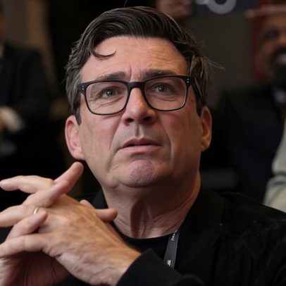 Burnham pode retornar para aperfeiçoar sua estatura e linhas de ataque