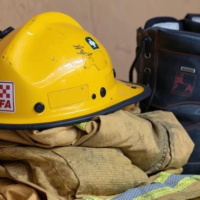 Incêndio nos Otways cresce; Gellibrand avisada tarde, caça ao suspeito em NSW