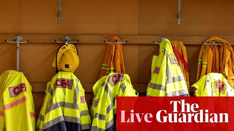 Towns north of Apollo Bay in Victoria have been warned to evacuate as the Carlisle River bushfire spreads towards the coast.