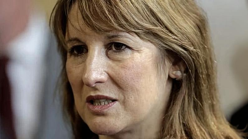 Reeves condena Farage por opor-se ao aumento do teto para duas crianças