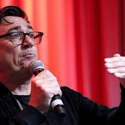 Andy Burnham concorre pelo Labour em eleição suplementar de Gorton e Denton