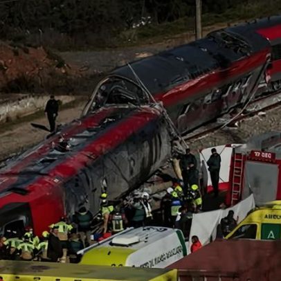 Acidente de trem em cidade espanhola: remoção de mortos para alcançar os vivos