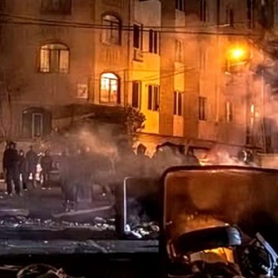 Protestos no Irã ganham impulso enquanto regime reprime