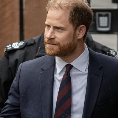 Príncipe Harry nega que círculo social vazou histórias para jornalistas