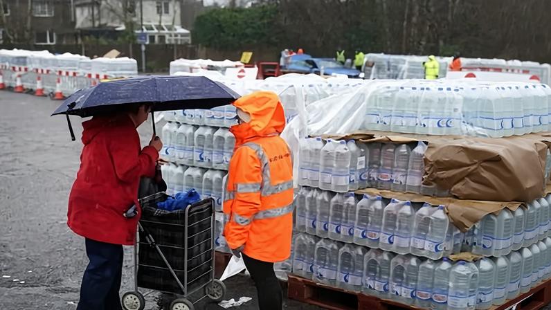 A South East Water customer arrives to collect bottled water in East Grinstead during an outage this month.
