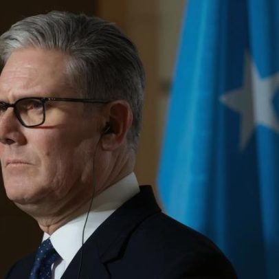 Starmer promete revisar legislação sobre franquias em resposta ao caso Vodafone