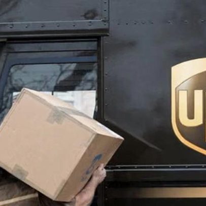Motorista de entregas da UPS entra em casa em chamas para resgatar mulher de 101 anos