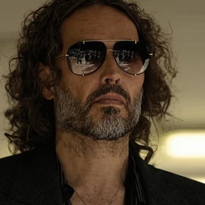 Russell Brand vai a tribunal no Reino Unido acusado de novos delitos sexuais