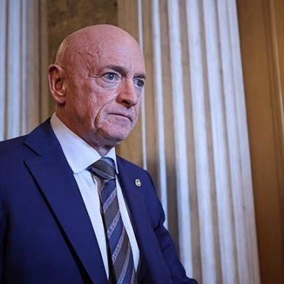 Mark Kelly processa Hegseth por tentar reduzir sua patente militar