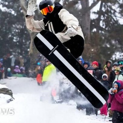 Snowboarder olímpico Shaun White faz manobras em tempestade de neve em Nova York