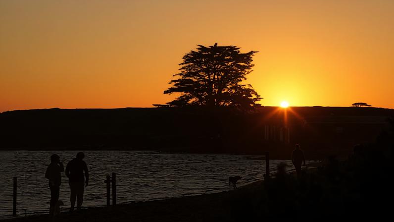Campbells Cove beach in Melbourne on Tuesday. Melbourne had reached 35C by mid-morning on Wednesday as a severe heatwave hit large parts of South Australia and Victoria.