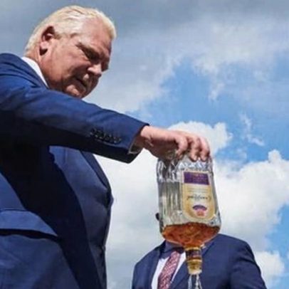 Líder de Ontário promete banir o whisky Crown Royal da província