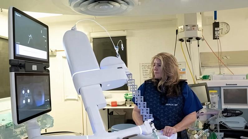 A thoracic surgeon demonstrates the AI and robot technology that will be trialled at Guy's and St Thomas' Hospital in London.