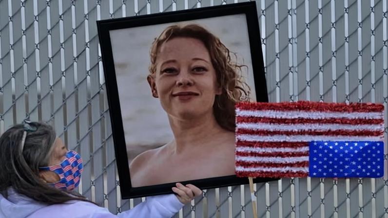 Portrait of Renee Nicole Good outside an immigration detention facility in Broadview, Illinois, on 9 January.