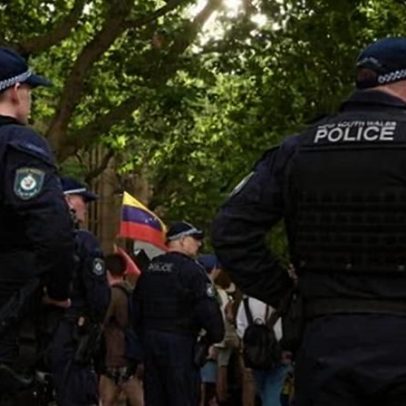 Protestante detida em Sydney por usar jaqueta com slogan globalise the intifada