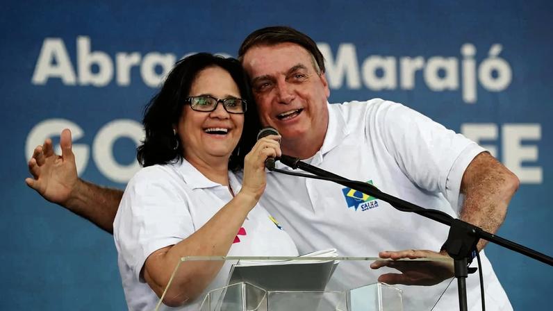 Damares e Bolsonaro.