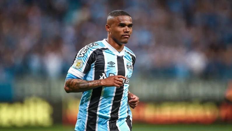Douglas Costa, ex-jogador do Grêmio e novo reforço do Chievo — Foto: Lucas Uebel/Divulgação Grêmio