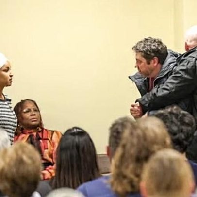 Justiça acusa homem por ataque a Ilhan Omar em evento público